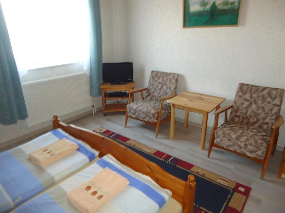 Hotel Deutsches Haus à Szabadkígyós Extérieur photo