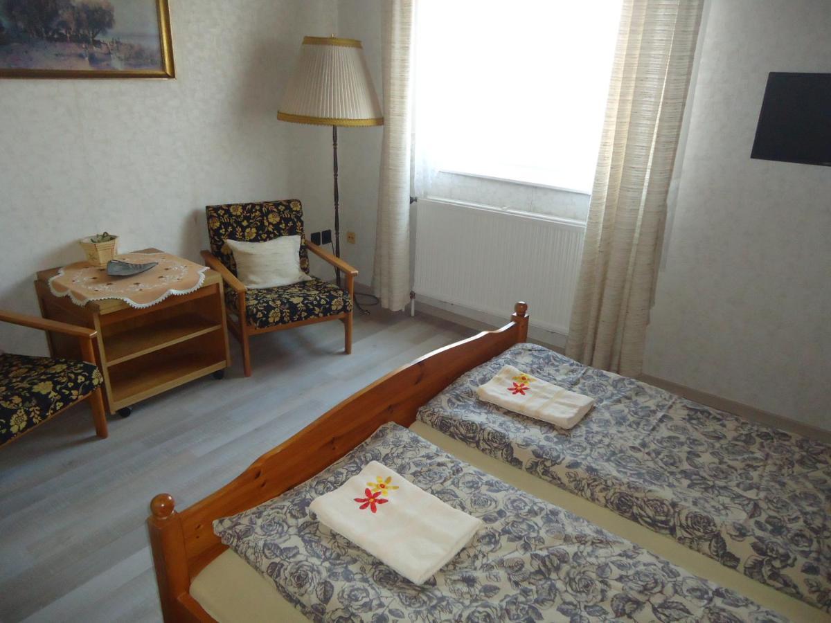 Hotel Deutsches Haus à Szabadkígyós Extérieur photo
