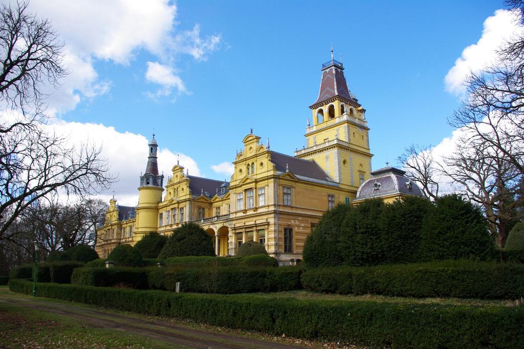 Hotel Deutsches Haus à Szabadkígyós Extérieur photo